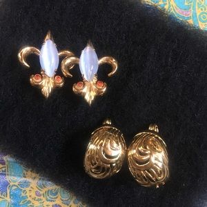 Pretty vintage clip-on earrings/2 pairs